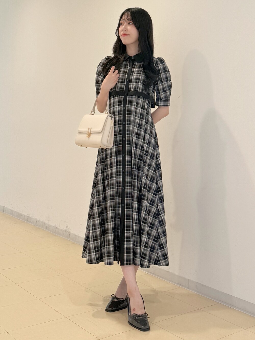 その他のワンピース、ホワイト系のハンドバッグ、グレー系のパンプスを着用したレディースの夏コーディネートの2枚目の写真