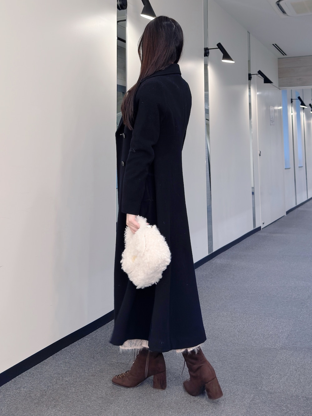 ブラック系のその他アウター、ホワイト系のニット/セーター、ピンク系のスカートを着用したレディースの秋コーディネートの4枚目の写真