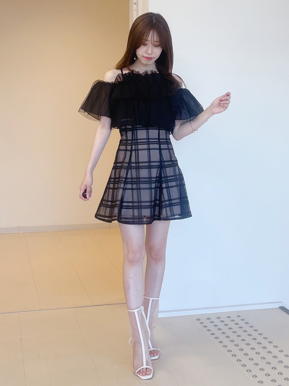 ホワイト系のブーツ、ブラック系のその他パンツ、ブラック系のシャツ/ブラウスを着用したレディースの夏コーディネートの2枚目の写真