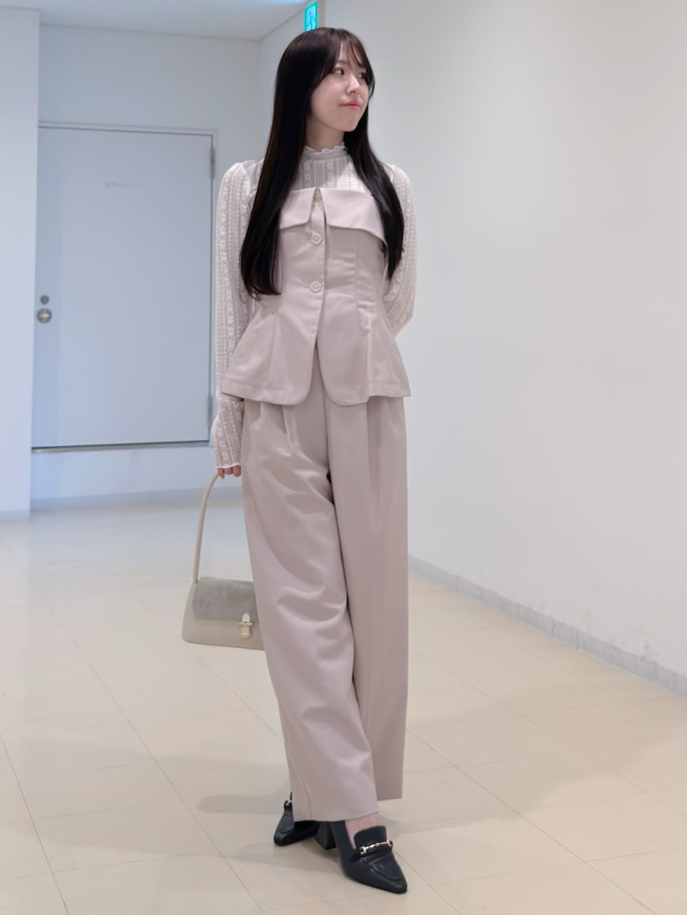 ホワイト系のTシャツ/カットソー、ピンク系のつなぎ/オールインワン、ホワイト系のハンドバッグを着用したレディースの春コーディネートの2枚目の写真