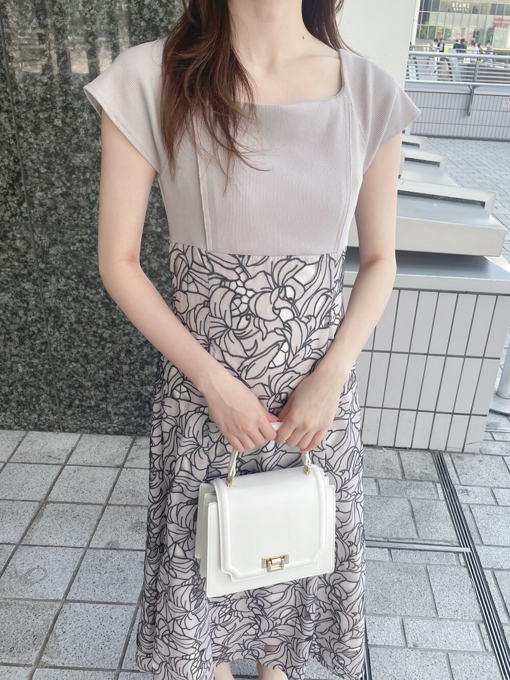 ベージュ系のワンピース、ホワイト系のハンドバッグ、その他のサンダルを着用したレディースの夏コーディネートの6枚目の写真