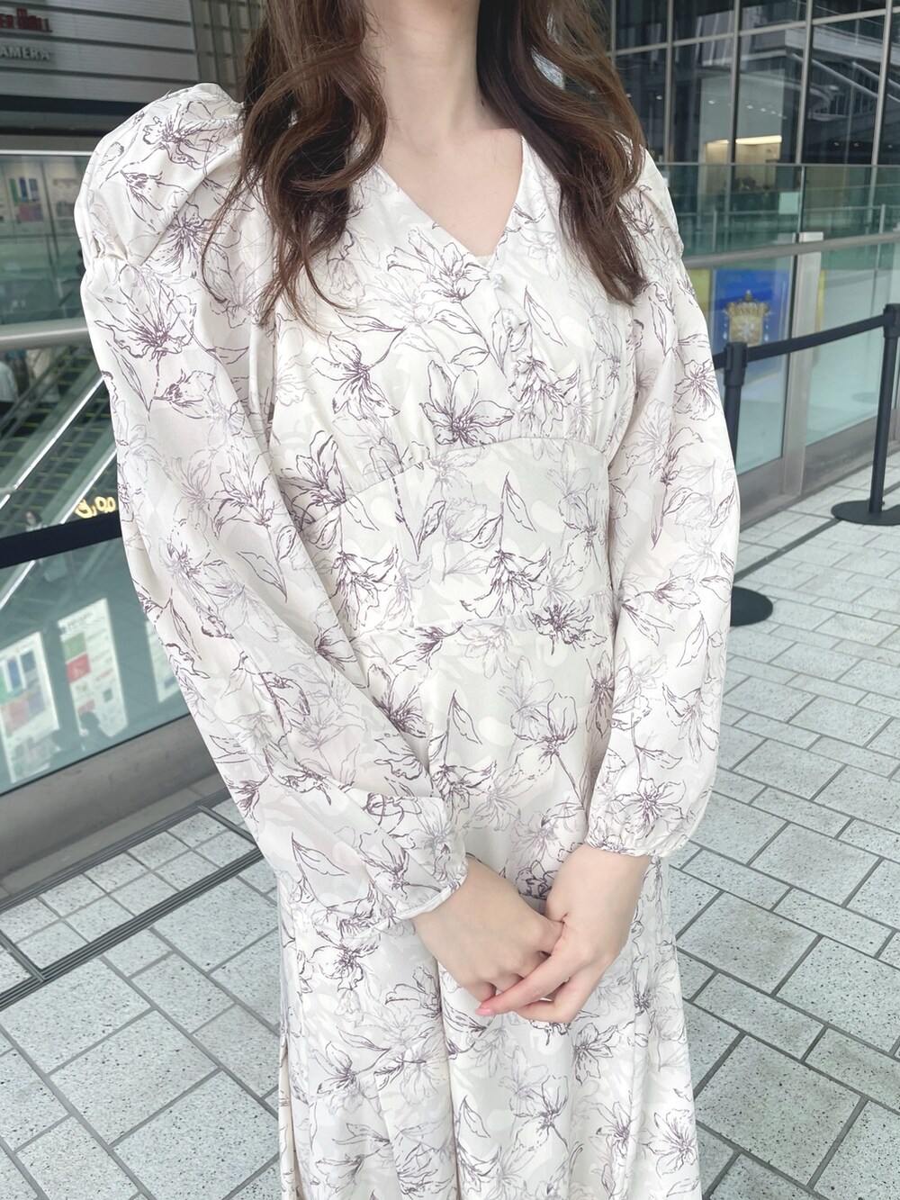 ホワイト系のカーディガン/ボレロ、ホワイト系のワンピース、ブラック系のショルダーバッグを着用したレディースの秋コーディネートの8枚目の写真