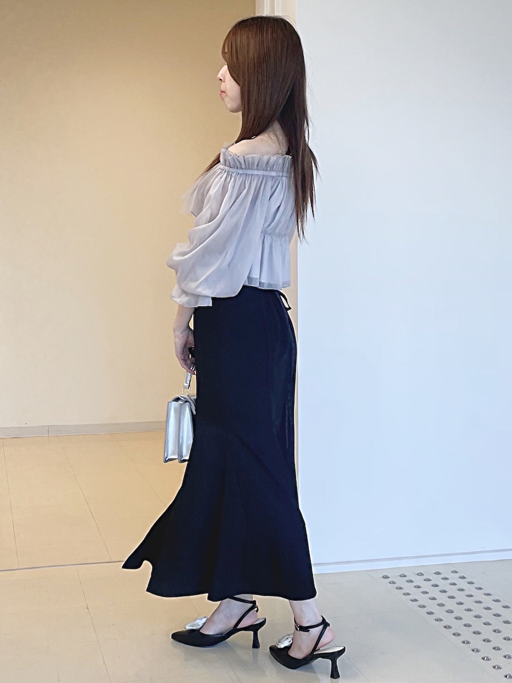 パープル系のシャツ/ブラウス、ブラック系のスカート、シルバー系のハンドバッグを着用したレディースの夏コーディネートの4枚目の写真