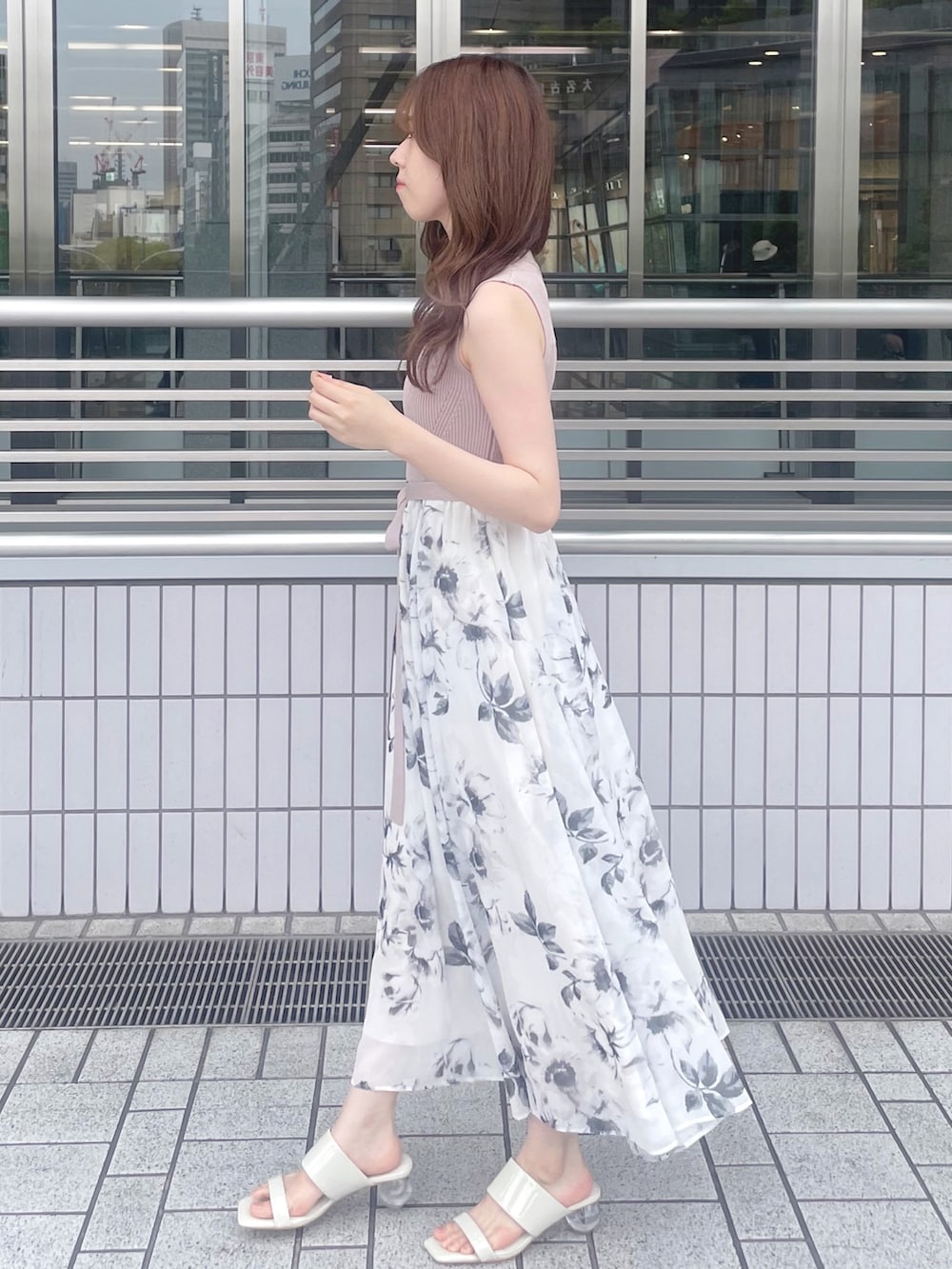 ベージュ系のワンピース、ピンク系のハンドバッグ、ホワイト系のサンダルを着用したレディースの夏コーディネートの5枚目の写真