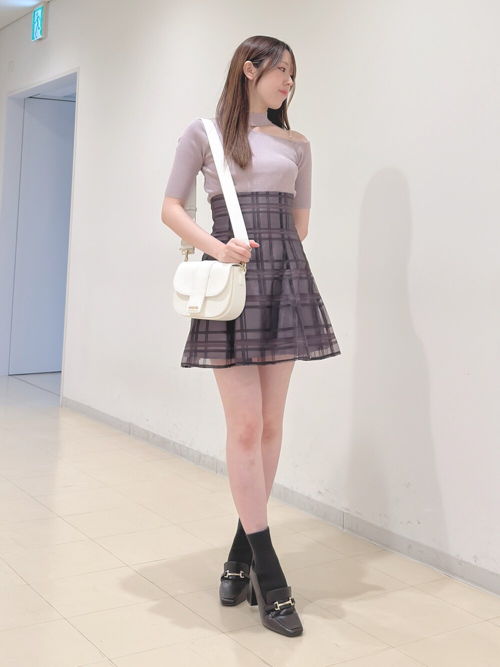 ベージュ系のニット/セーター、ブラウン系のその他パンツ、ホワイト系のショルダーバッグを着用したレディースの春コーディネートの3枚目の写真
