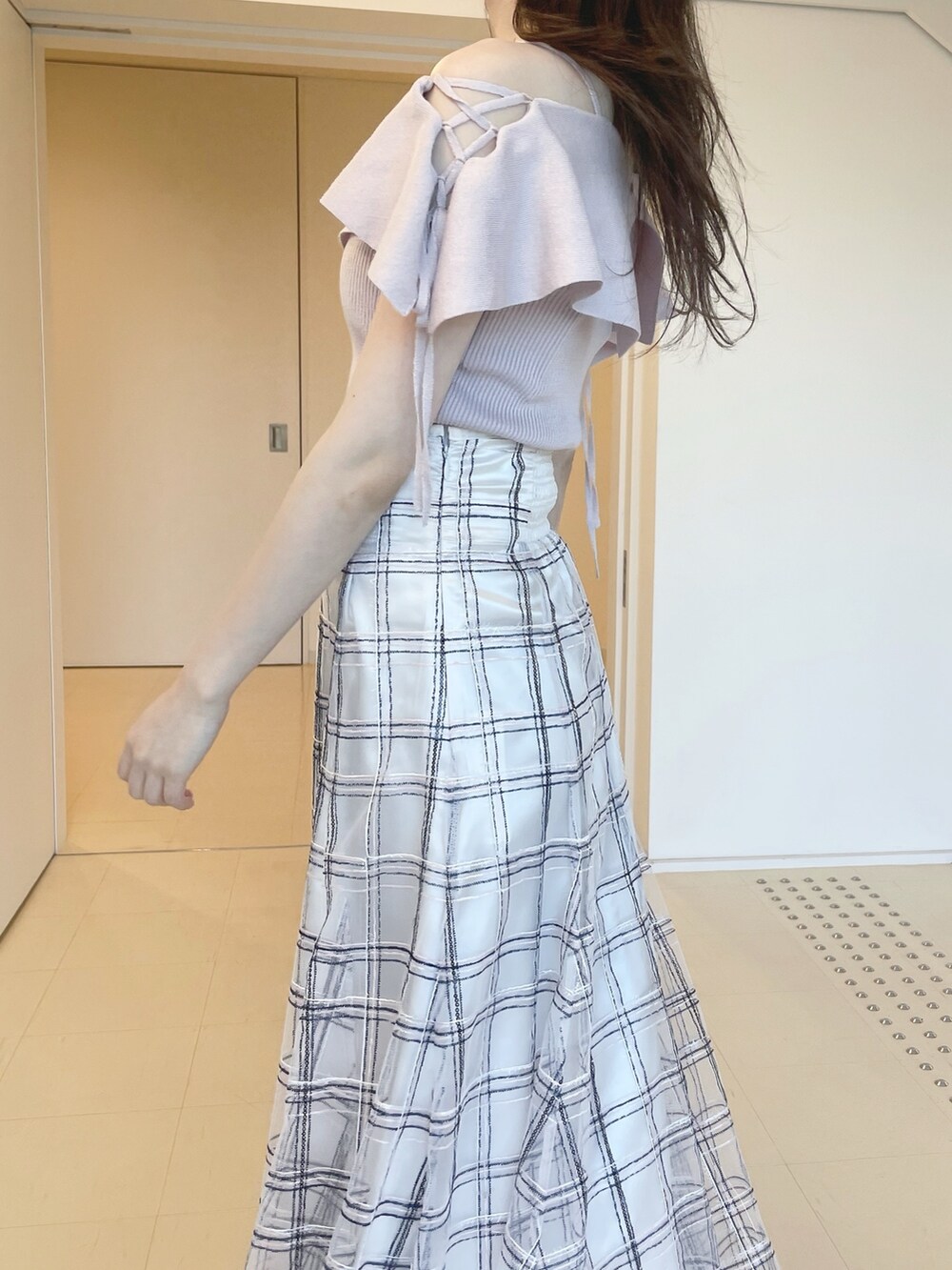 ピンク系のニット/セーター、ホワイト系のスカート、その他のサンダルを着用したレディースの春コーディネートの6枚目の写真