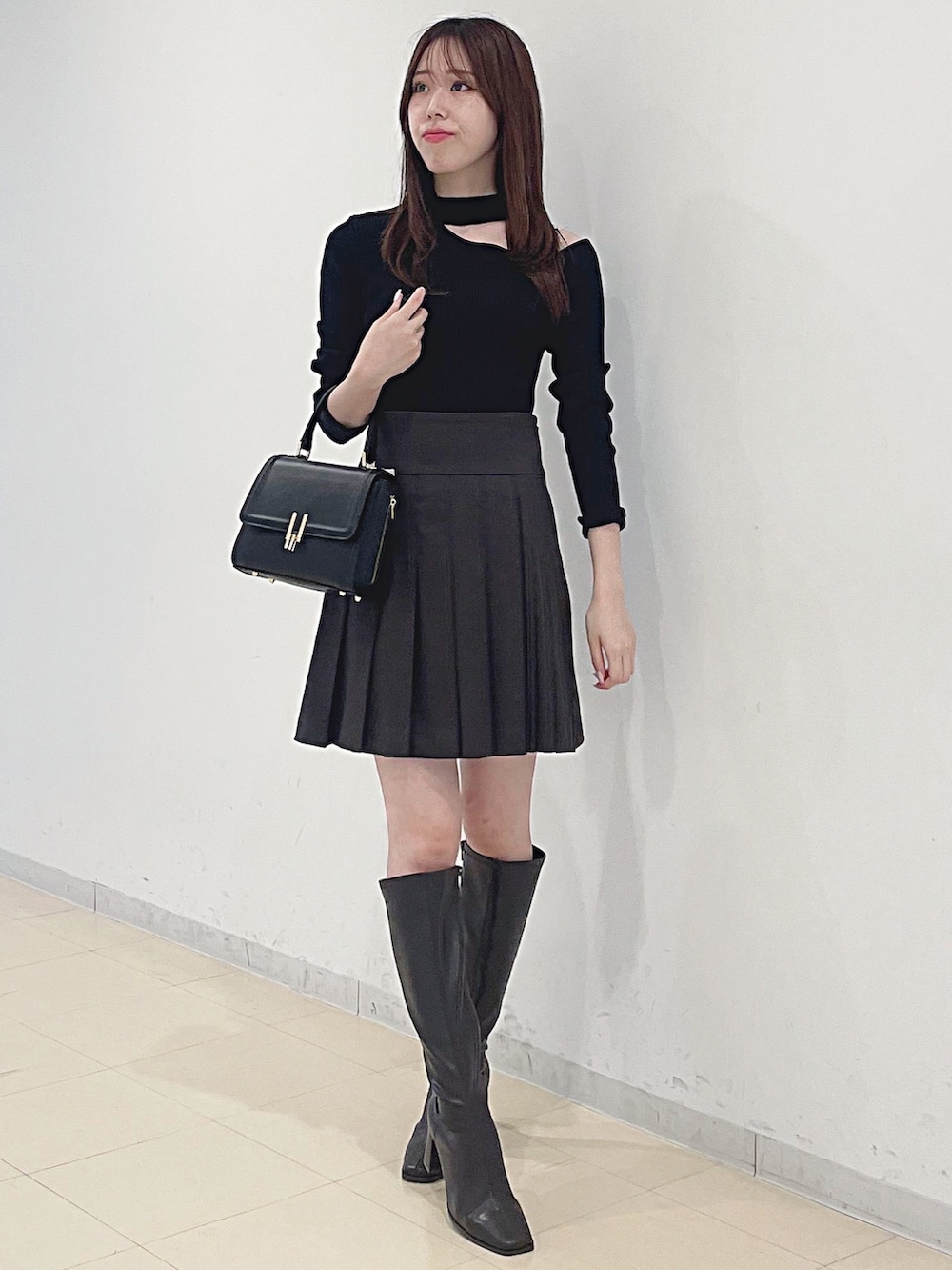 ブラウン系のその他パンツ、ブラウン系のテーラードジャケット、ブラック系のニット/セーターを着用したレディースの秋コーディネートの5枚目の写真