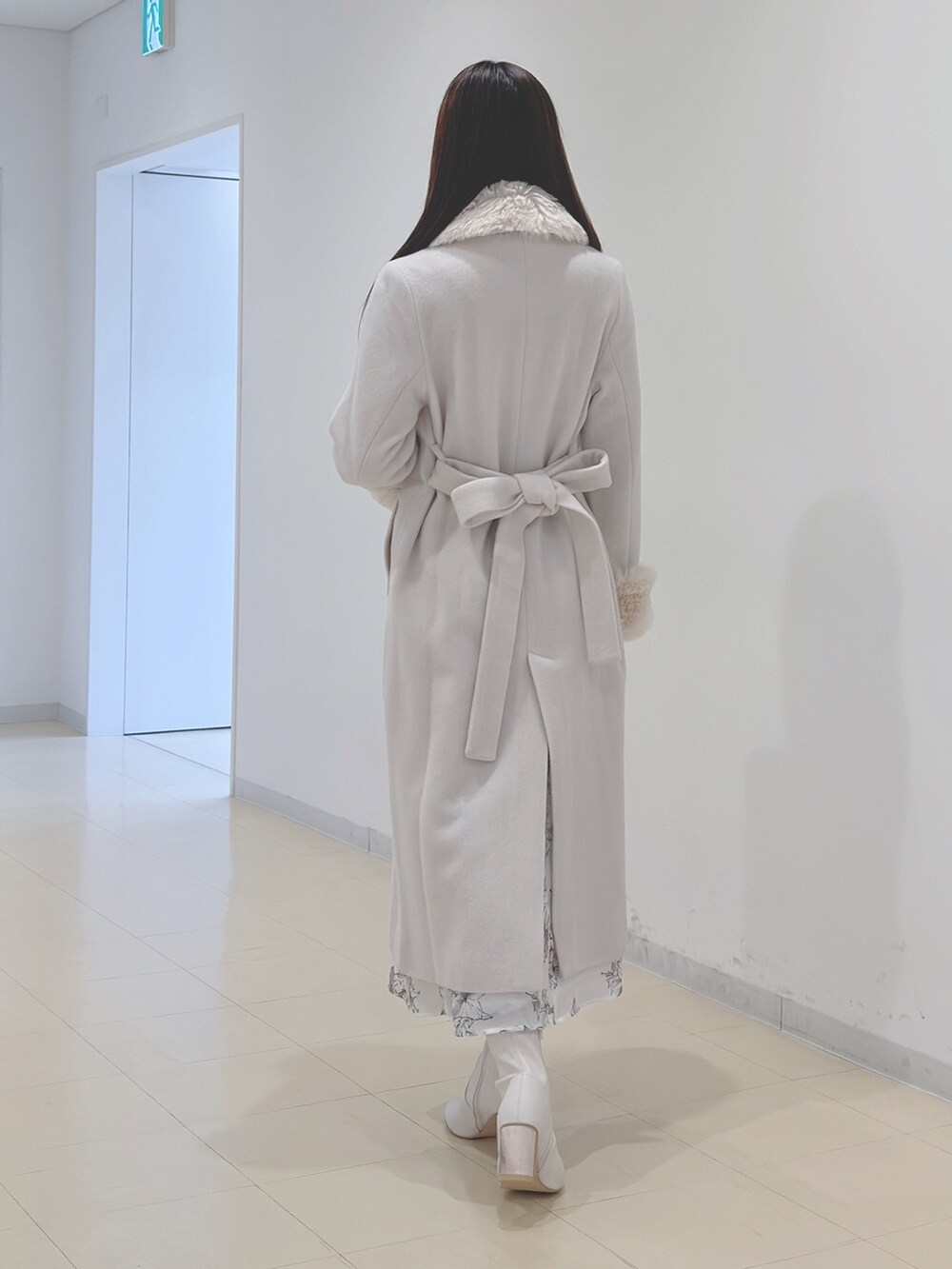 ホワイト系のその他アウター、ベージュ系のワンピース、ホワイト系のブーツを着用したレディースの冬コーディネートの6枚目の写真