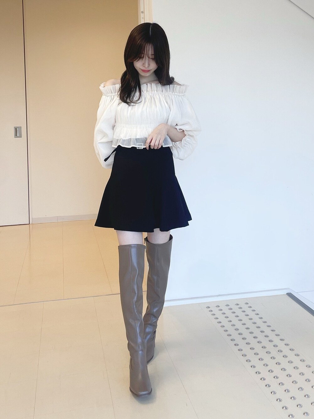 ホワイト系のシャツ/ブラウス、ブラック系のその他パンツ、ブラウン系のブーツを着用したレディースの冬コーディネートの2枚目の写真