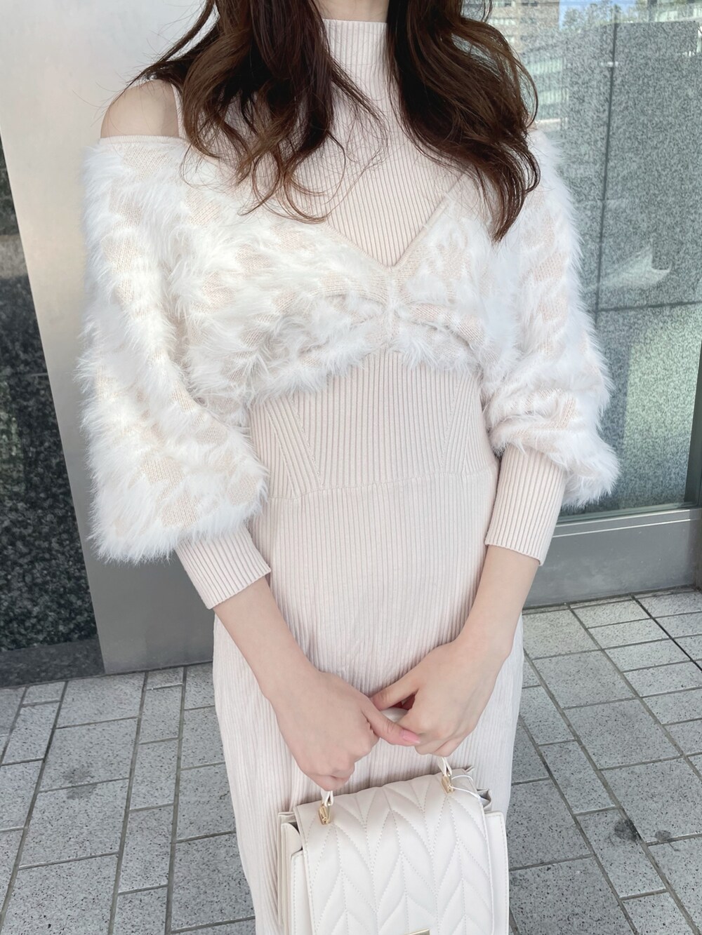 ベージュ系のワンピース、ホワイト系のショルダーバッグ、ブラック系のブーツを着用したレディースの冬コーディネートの6枚目の写真