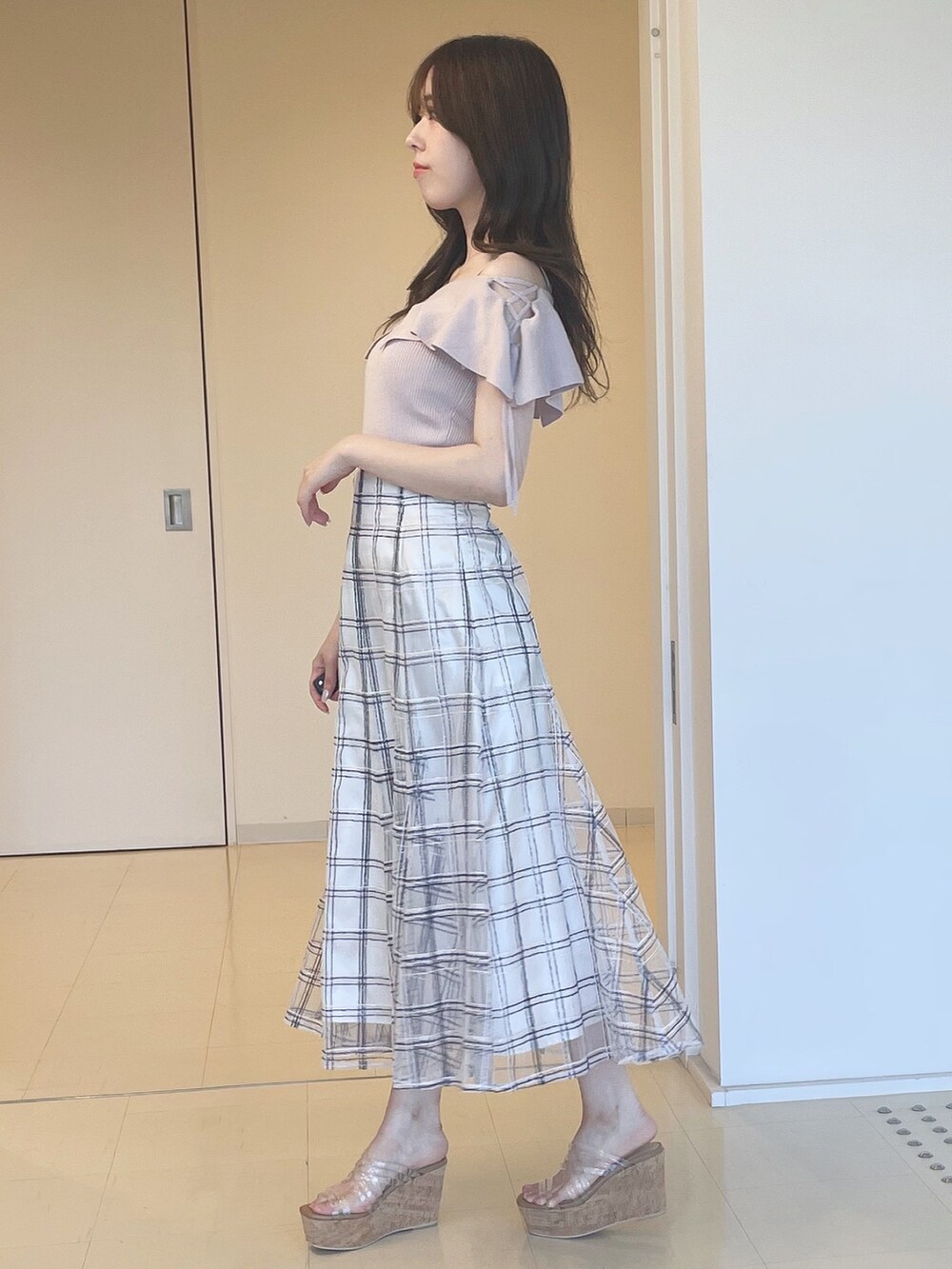 ピンク系のニット/セーター、ホワイト系のスカート、その他のサンダルを着用したレディースの春コーディネートの4枚目の写真