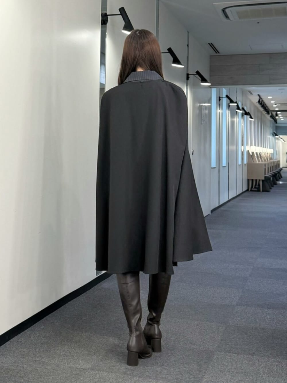 ブラウン系のブーツ、ブラック系のワンピースを着用したレディースの夏コーディネートの5枚目の写真