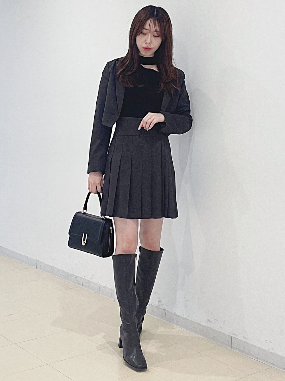 ブラウン系のその他パンツ、ブラウン系のテーラードジャケット、ブラック系のニット/セーターを着用したレディースの秋コーディネートの2枚目の写真