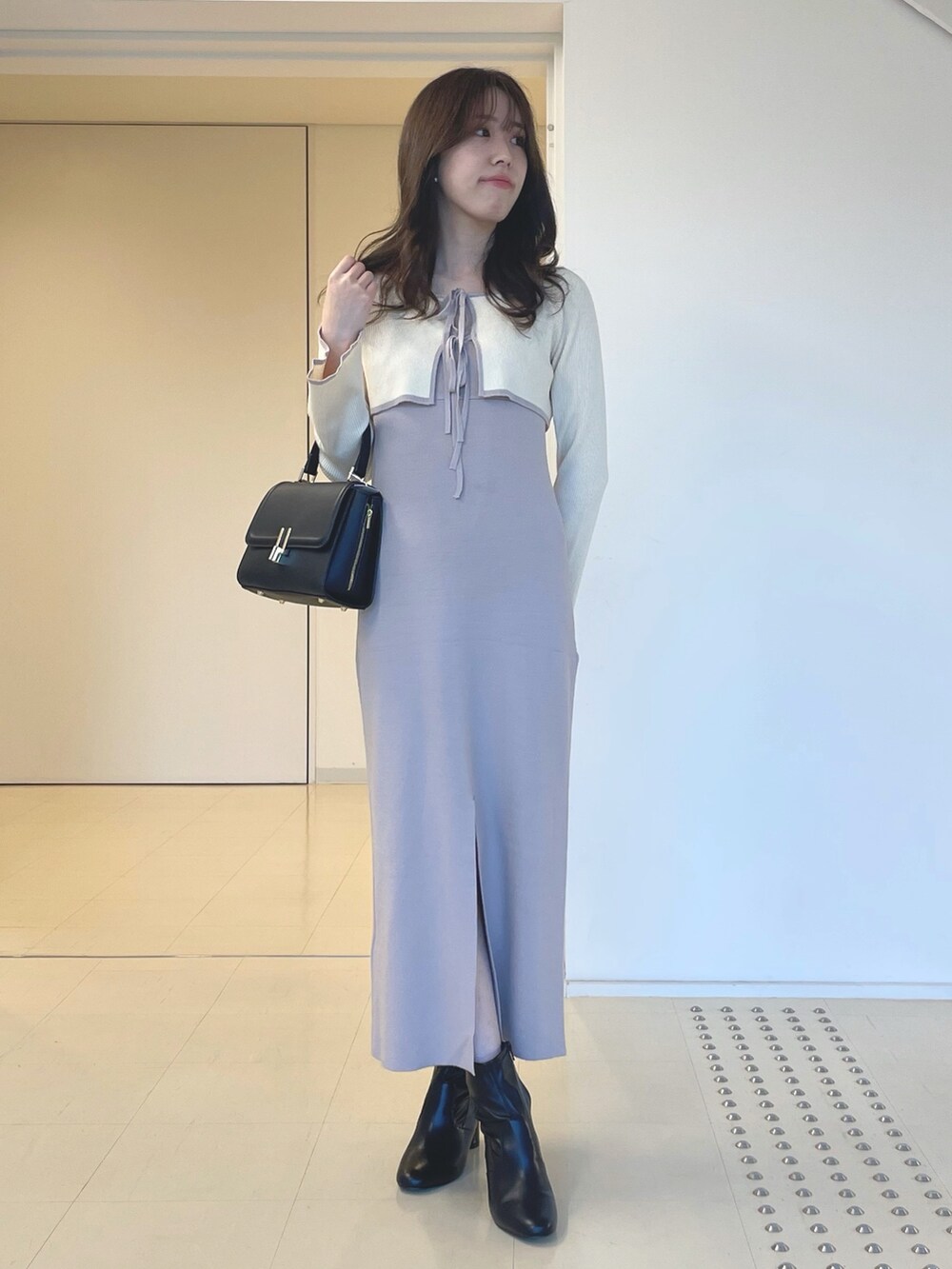 ホワイト系のその他アウター、ピンク系のワンピース、ブラック系のブーツを着用したレディースの秋コーディネートの3枚目の写真