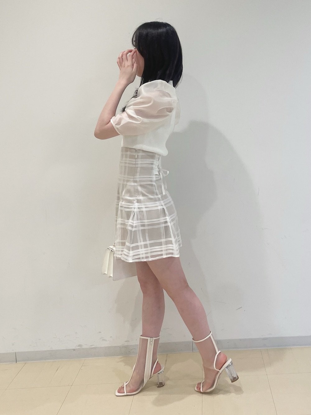 ホワイト系のニット/セーター、ホワイト系のその他パンツ、ホワイト系のショルダーバッグを着用したレディースの春コーディネートの3枚目の写真