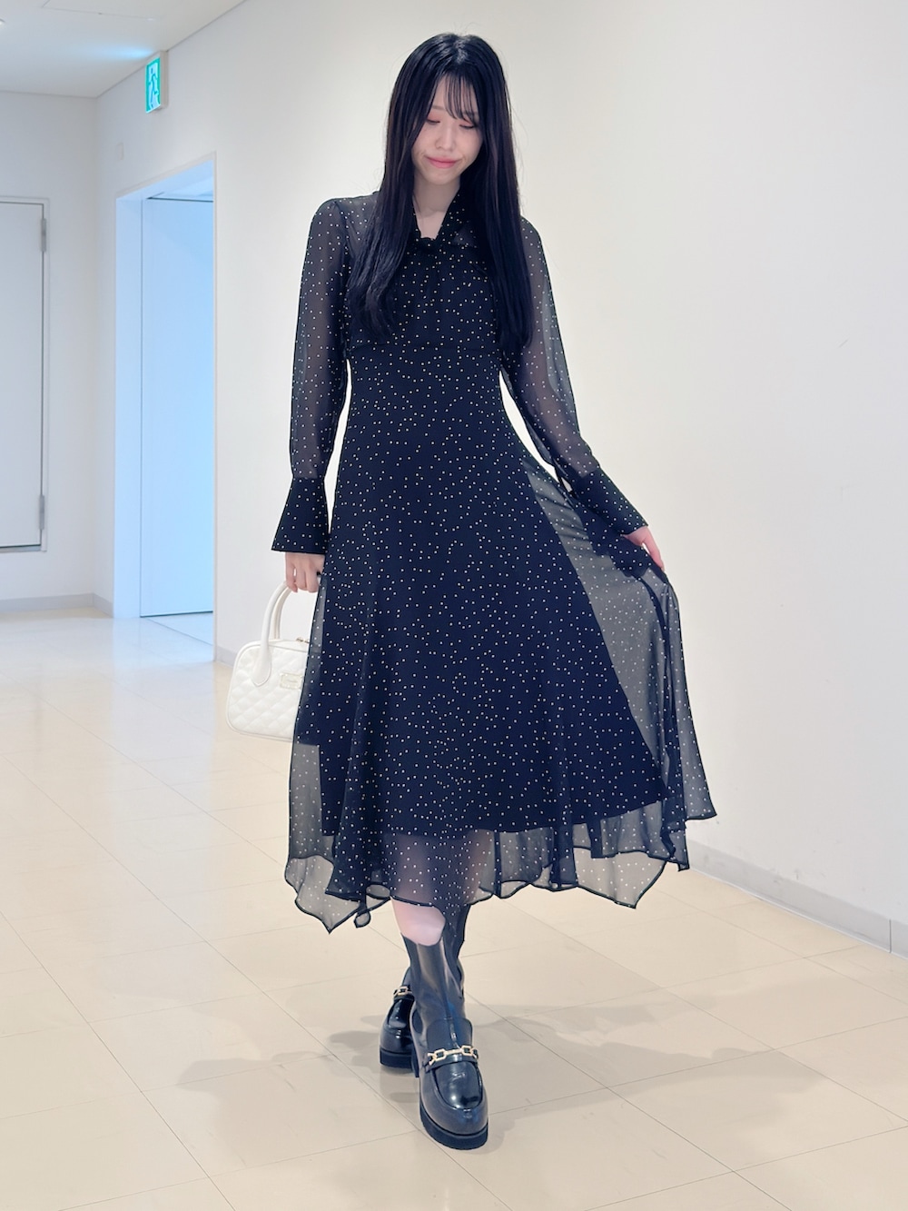 その他のワンピース、ホワイト系のハンドバッグ、ブラック系のブーツを着用したレディースの秋コーディネートの3枚目の写真