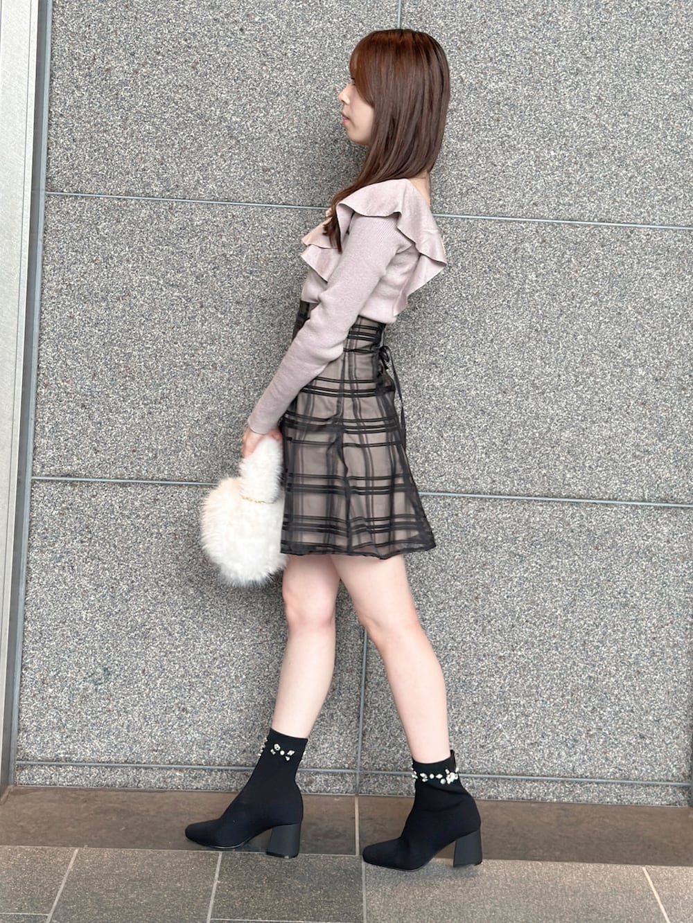 ベージュ系のライダースジャケット、ブラック系のその他パンツ、ホワイト系のハンドバッグを着用したレディースの秋コーディネートの7枚目の写真