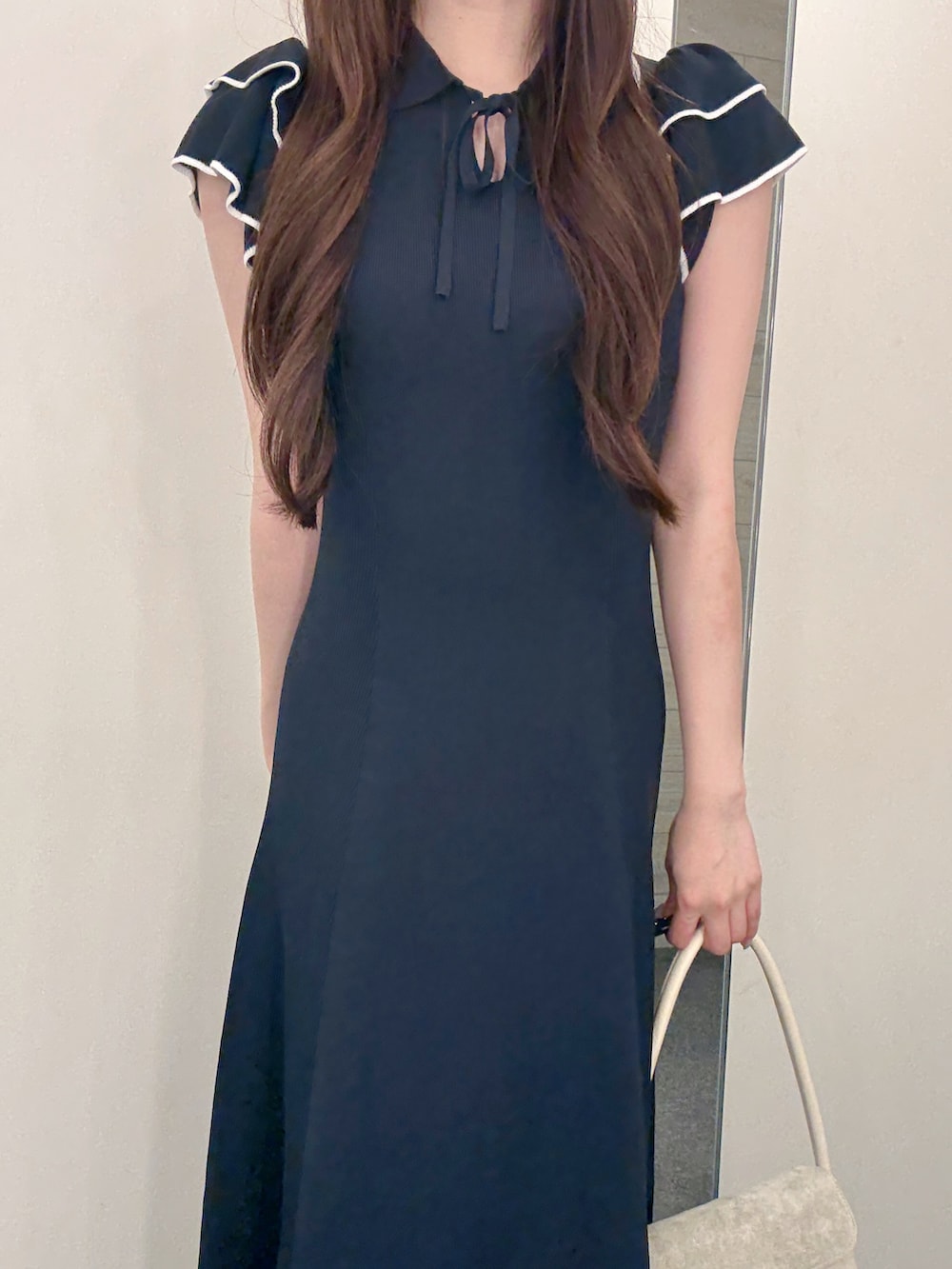 ブルー系のワンピース、ホワイト系のハンドバッグ、ブラウン系のサンダルを着用したレディースの夏コーディネートの5枚目の写真