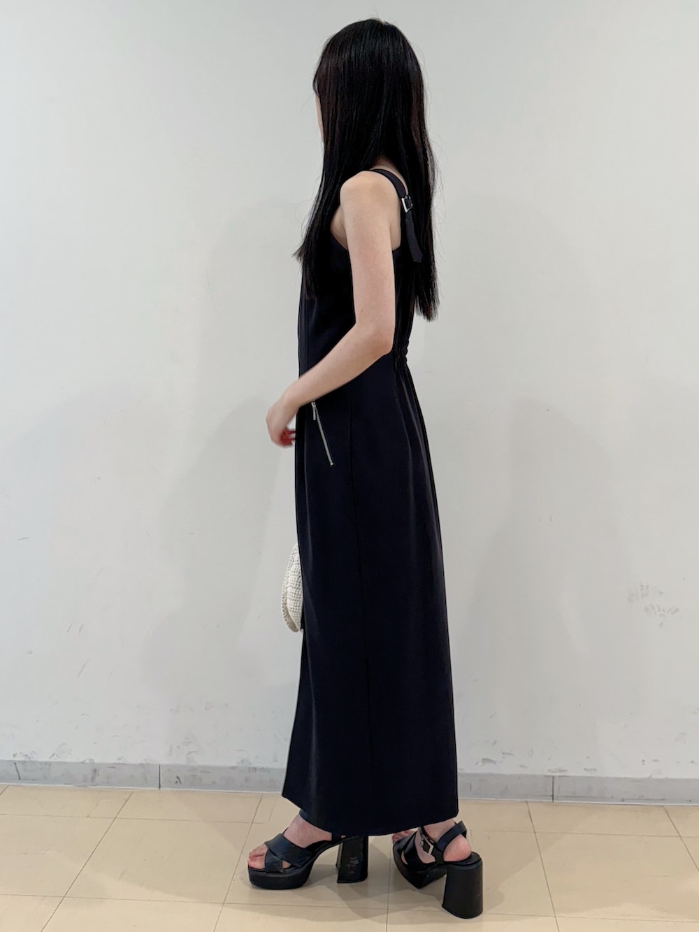 ブラック系のワンピース、ホワイト系のショルダーバッグ、ブラック系のサンダルを着用したレディースの夏コーディネートの4枚目の写真