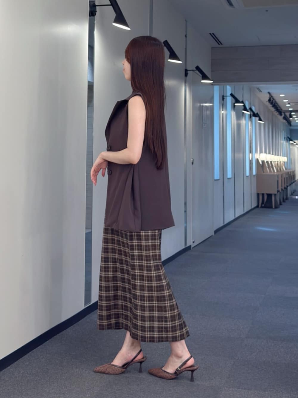 ブラウン系のパンプス、ブラウン系のベスト、その他のワンピースを着用したレディースの夏コーディネートの3枚目の写真