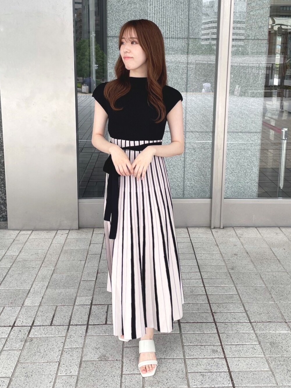 ブラック系のワンピースを着用したレディースの夏コーディネートの2枚目の写真