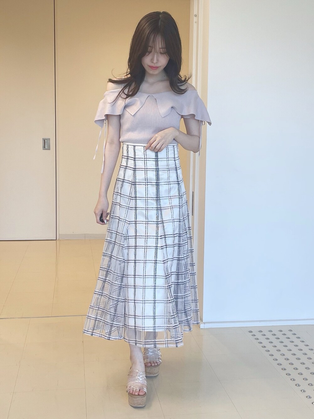 ピンク系のニット/セーター、ホワイト系のスカート、その他のサンダルを着用したレディースの春コーディネートの3枚目の写真