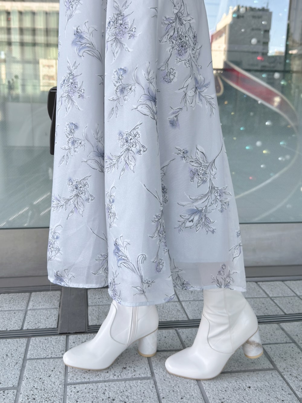 パープル系のワンピース、ホワイト系のブーツ、ブラウン系のハンドバッグを着用したレディースの秋コーディネートの7枚目の写真