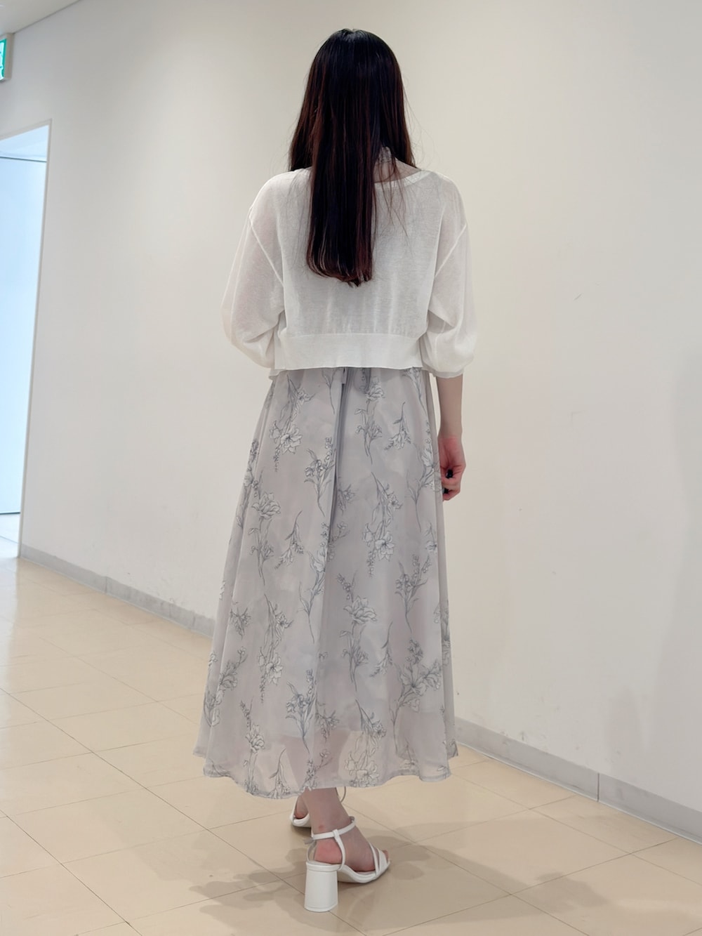 ホワイト系のカーディガン/ボレロ、グレー系のワンピース、ホワイト系のサンダルを着用したレディースの夏コーディネートの4枚目の写真