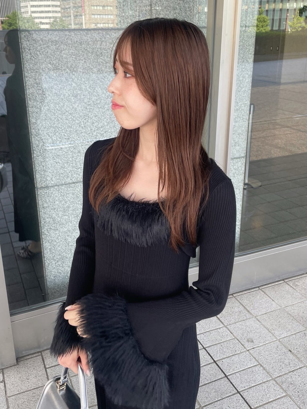 ブラック系のワンピース、シルバー系のハンドバッグ、その他のパンプスを着用したレディースの秋コーディネートの7枚目の写真