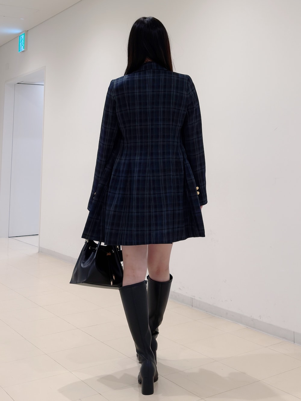 グレー系のスカート、グリーン系のワンピース、グレー系のニット/セーターを着用したレディースの冬コーディネートの4枚目の写真