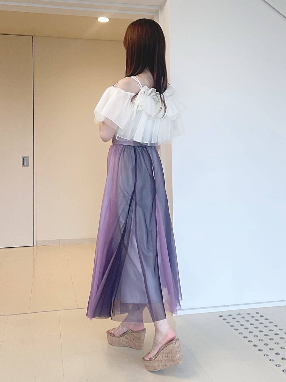 ホワイト系のシャツ/ブラウス、ブラウン系のスカート、その他のサンダルを着用したレディースの夏コーディネートの4枚目の写真