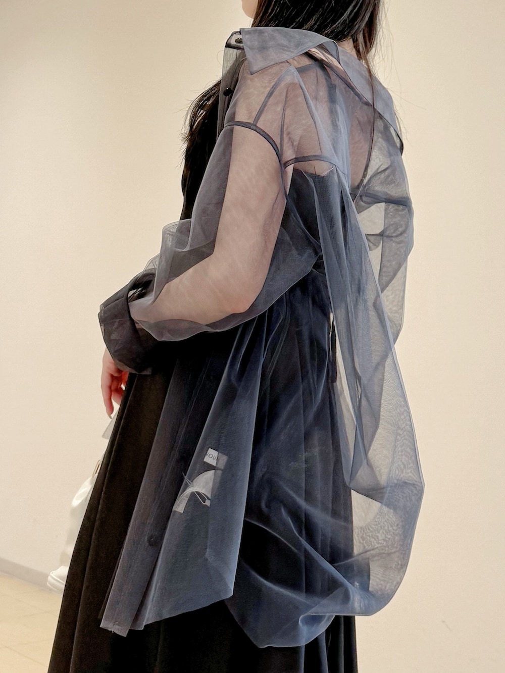 グレー系のシャツ/ブラウス、ブラック系のワンピース、ホワイト系のハンドバッグを着用したレディースの春コーディネートの7枚目の写真