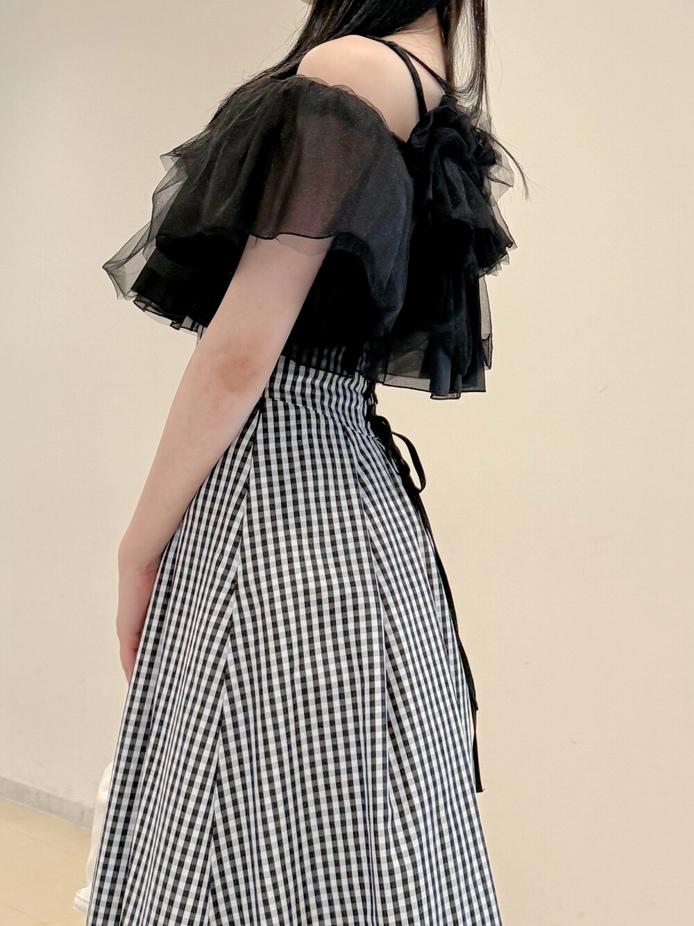 ブラック系のシャツ/ブラウス、その他のスカート、ホワイト系のハンドバッグを着用したレディースの春コーディネートの7枚目の写真