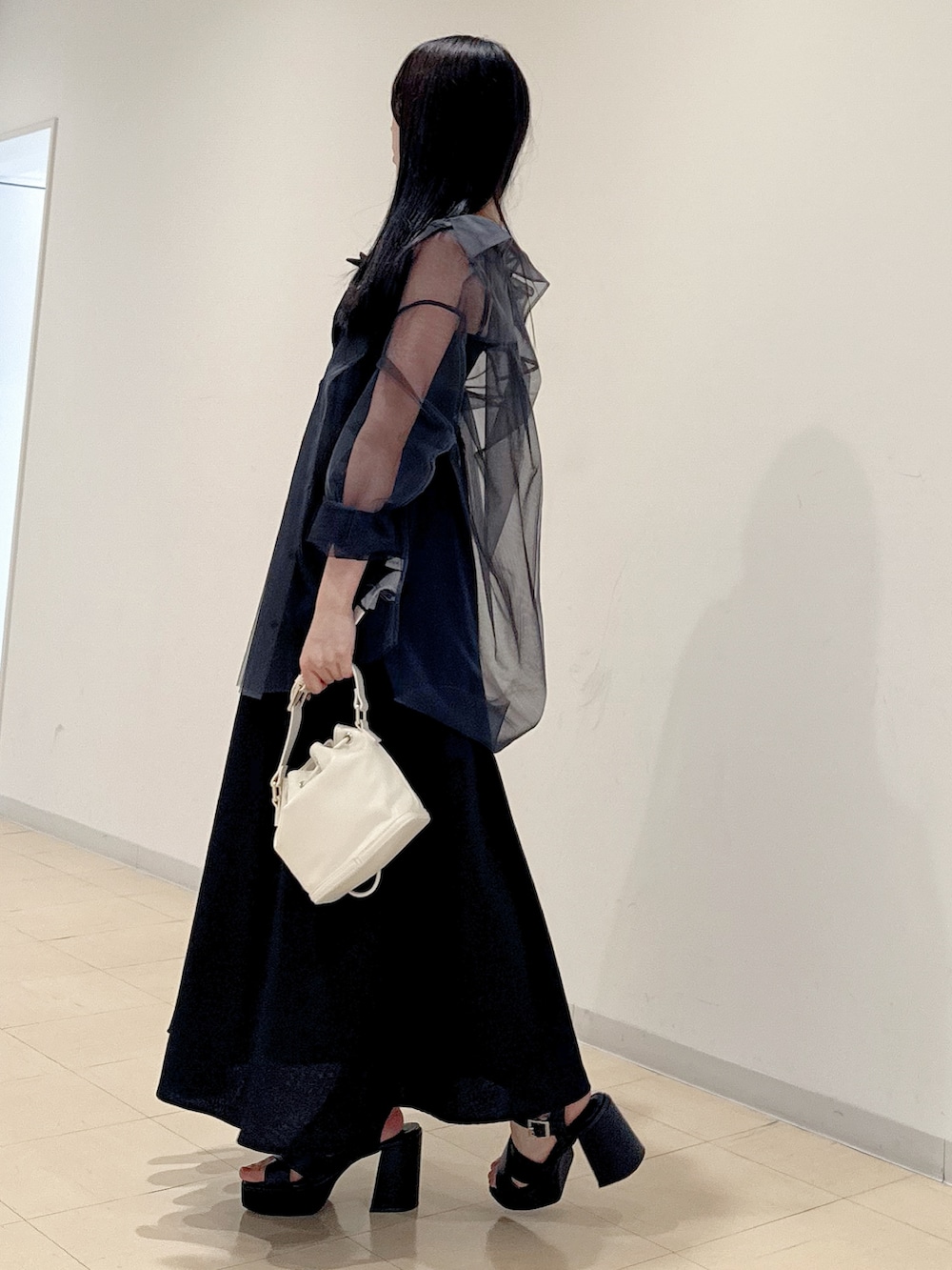 グレー系のシャツ/ブラウス、ブラック系のワンピース、ホワイト系のハンドバッグを着用したレディースの春コーディネートの5枚目の写真