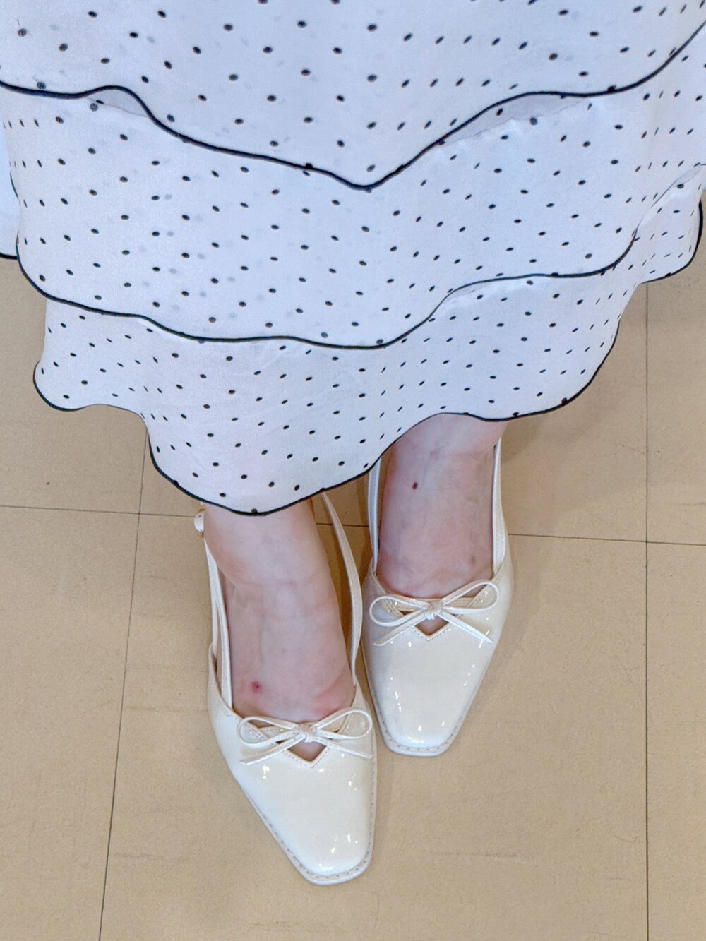 その他のワンピース、レッド系のハンドバッグ、ホワイト系のパンプスを着用したレディースの夏コーディネートの7枚目の写真