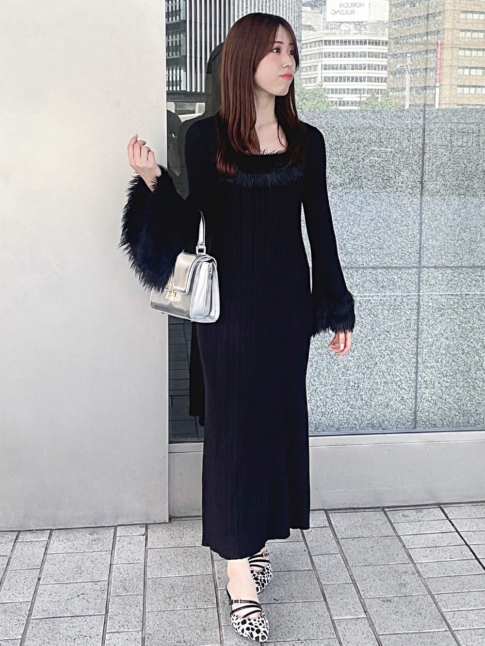 ブラック系のワンピース、シルバー系のハンドバッグ、その他のパンプスを着用したレディースの秋コーディネートの4枚目の写真