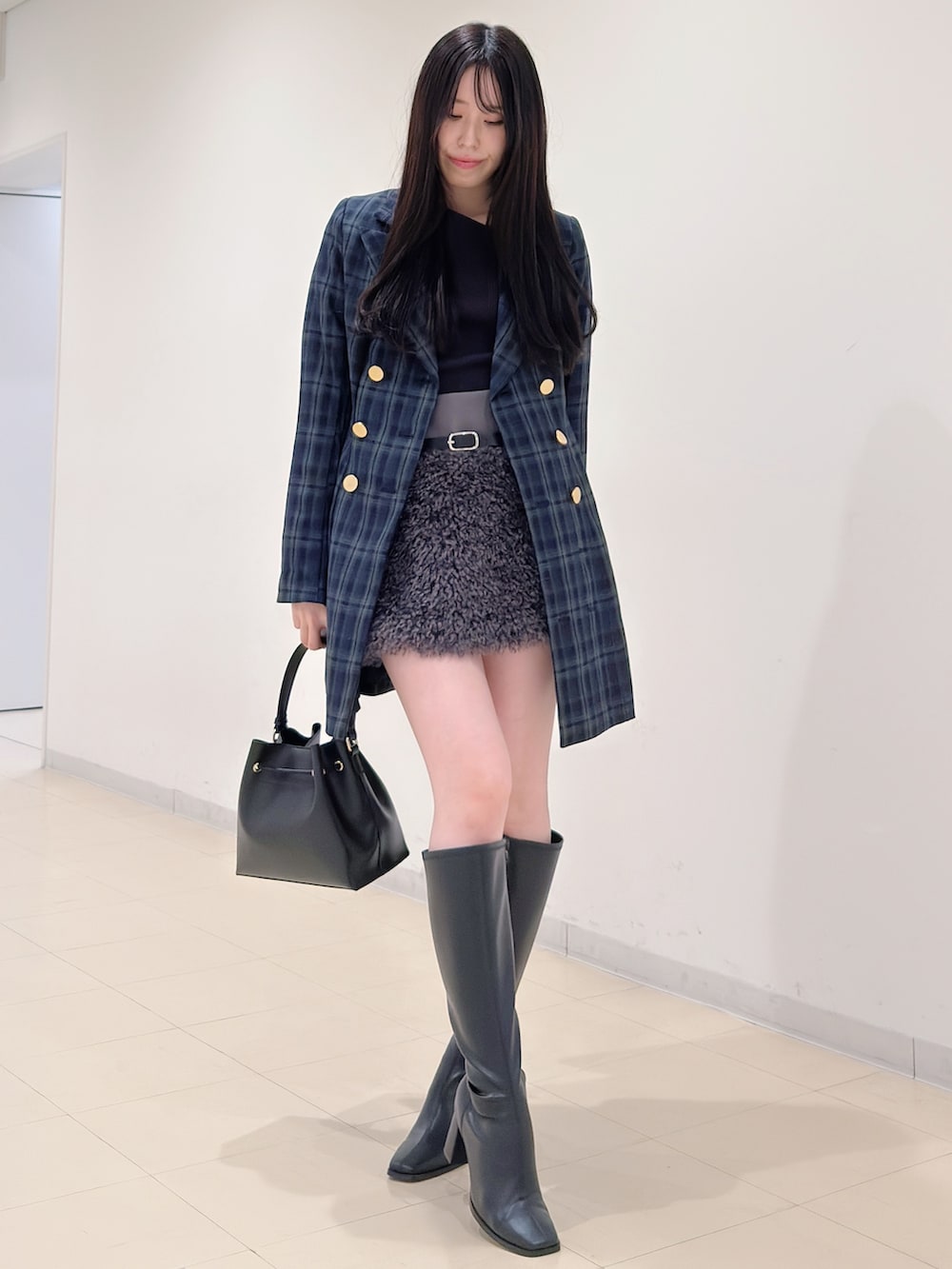 グレー系のスカート、グリーン系のワンピース、グレー系のニット/セーターを着用したレディースの冬コーディネートの5枚目の写真