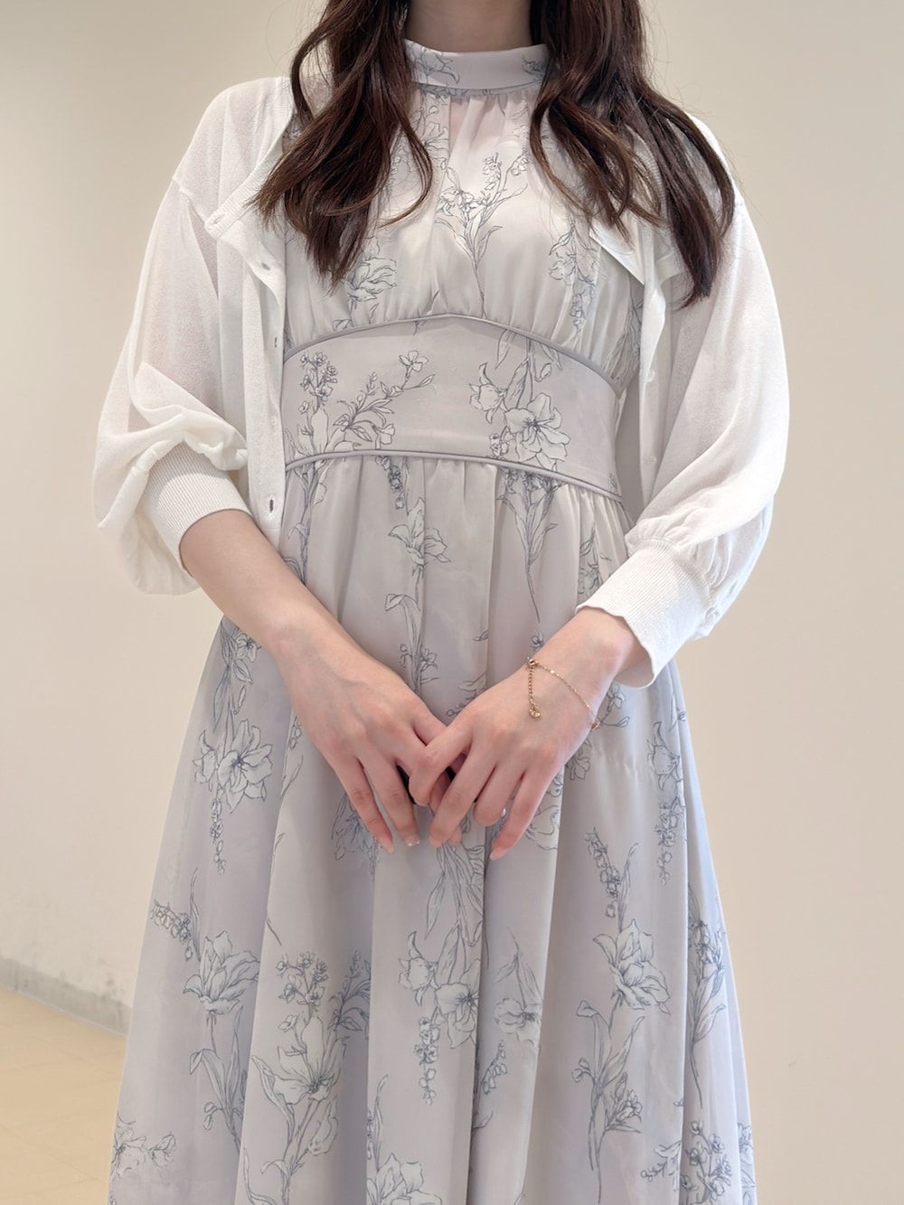 ホワイト系のカーディガン/ボレロ、グレー系のワンピース、ホワイト系のサンダルを着用したレディースの夏コーディネートの5枚目の写真