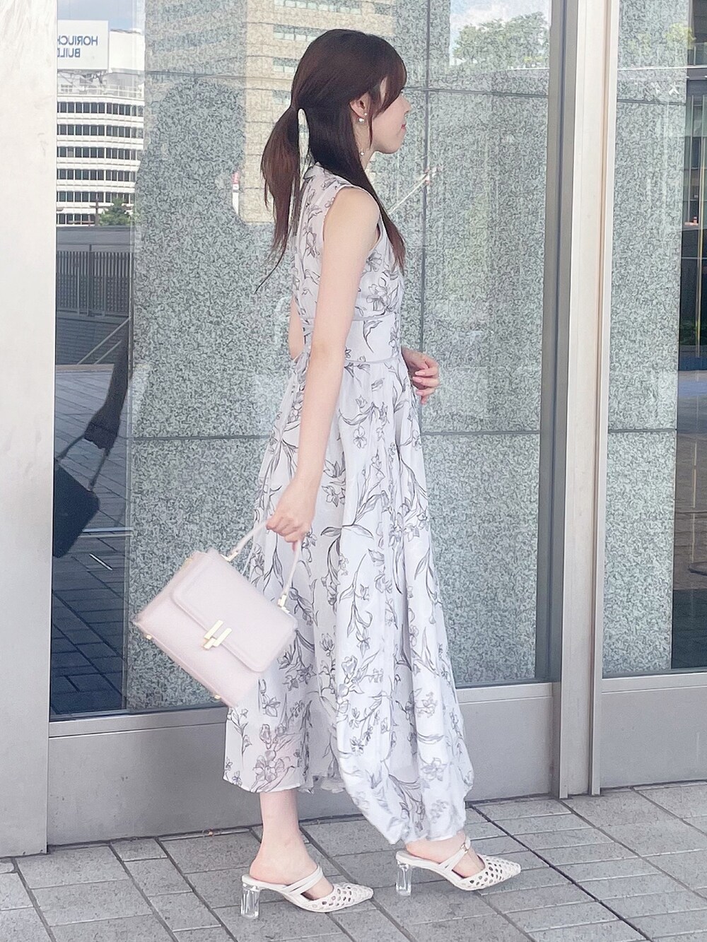 ホワイト系のパンプス、ピンク系のハンドバッグ、グレー系のワンピースを着用したレディースの夏コーディネートの4枚目の写真