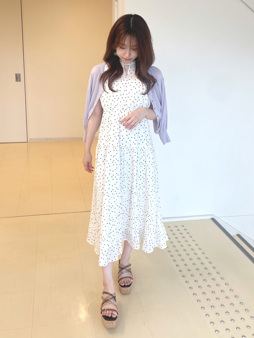 ブラック系のサンダル、ホワイト系のワンピース、パープル系のカーディガン/ボレロを着用したレディースの夏コーディネートの2枚目の写真
