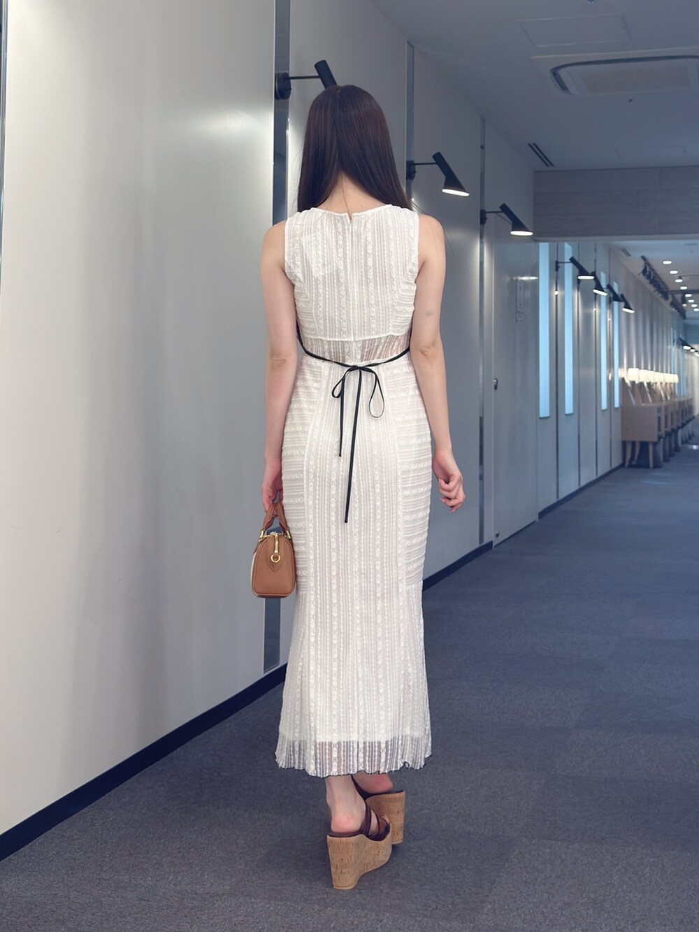 その他のワンピース、ブラウン系のハンドバッグ、ブラウン系のサンダルを着用したレディースの夏コーディネートの4枚目の写真