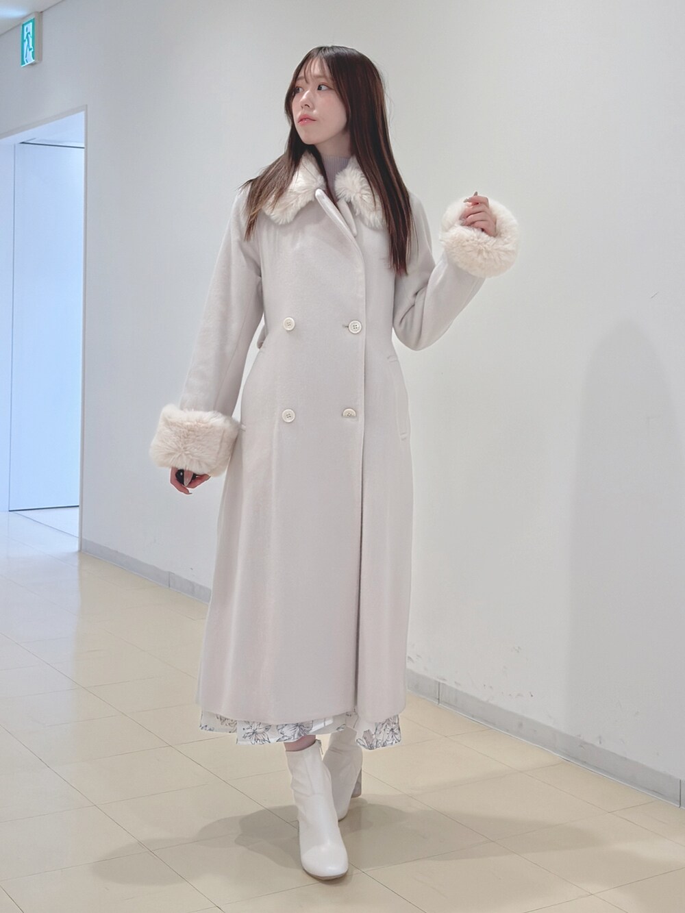 ホワイト系のその他アウター、ベージュ系のワンピース、ホワイト系のブーツを着用したレディースの冬コーディネートの2枚目の写真