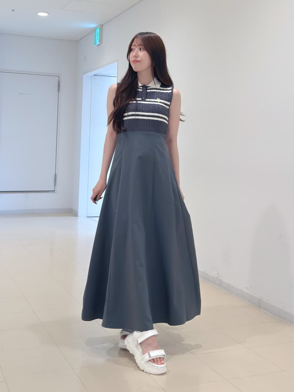ホワイト系のサンダル、グレー系のワンピースを着用したレディースの夏コーディネートの2枚目の写真