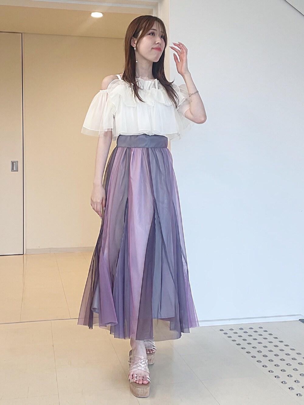 ホワイト系のシャツ/ブラウス、ブラウン系のスカート、その他のサンダルを着用したレディースの夏コーディネートの2枚目の写真