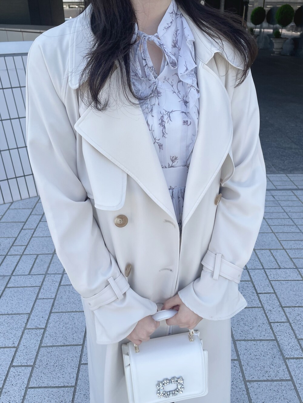 ホワイト系のトレンチコート、グレー系のワンピース、ホワイト系のブーツを着用したレディースの春コーディネートの4枚目の写真