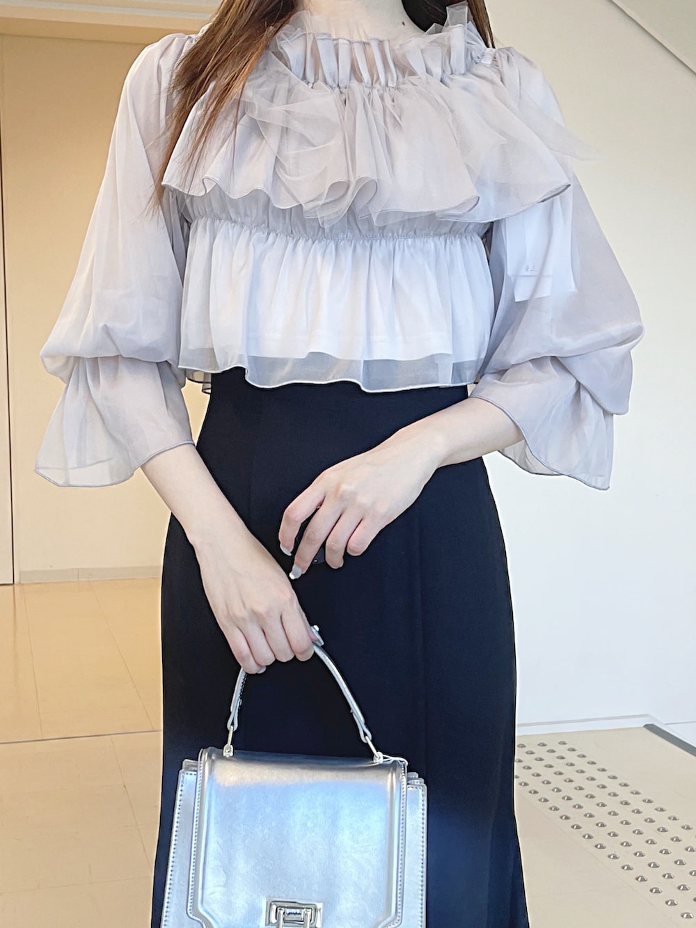 パープル系のシャツ/ブラウス、ブラック系のスカート、シルバー系のハンドバッグを着用したレディースの夏コーディネートの6枚目の写真