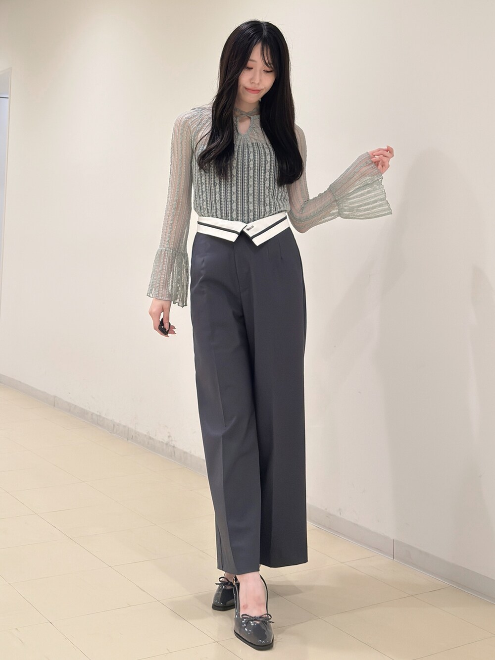 グリーン系のTシャツ/カットソー、グレー系のその他パンツ、グレー系のパンプスを着用したレディースの夏コーディネートの2枚目の写真