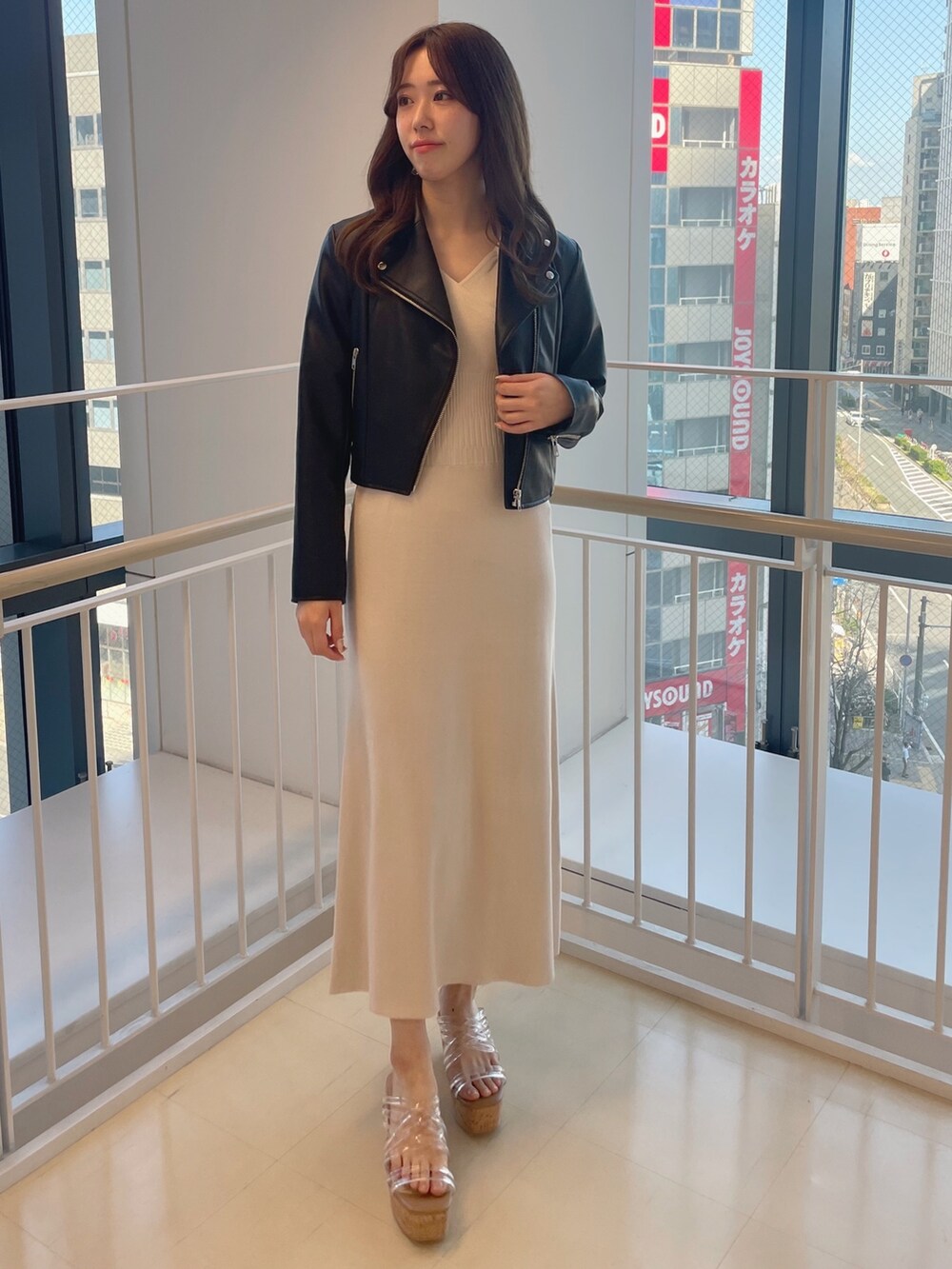 ホワイト系のワンピース、ホワイト系のサンダルを着用したレディースの春コーディネートの2枚目の写真