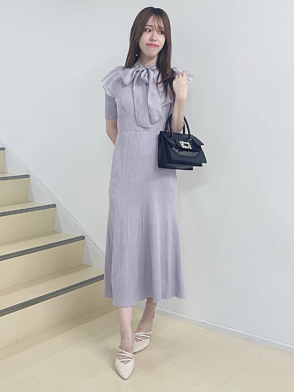 パープル系のワンピース、シルバー系のショルダーバッグ、ベージュ系のパンプスを着用したレディースの夏コーディネートの3枚目の写真