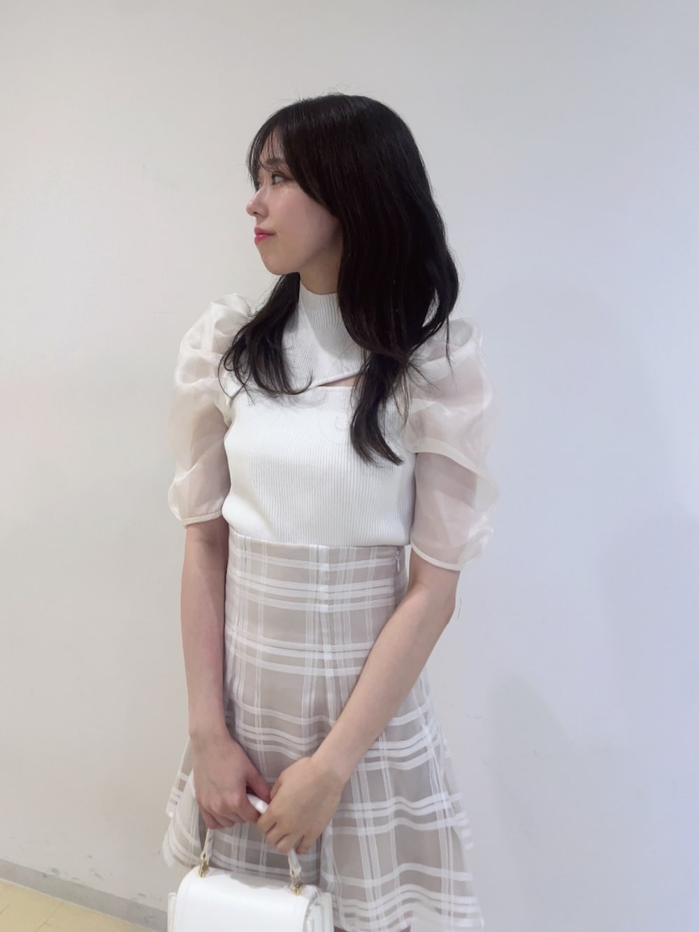 ホワイト系のニット/セーター、ホワイト系のその他パンツ、ホワイト系のショルダーバッグを着用したレディースの春コーディネートの7枚目の写真